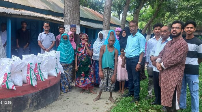 এসএসসি পরীক্ষার্থীরা অসহায়দের মাঝে চাল ও নগদ অর্থ বিতরণ